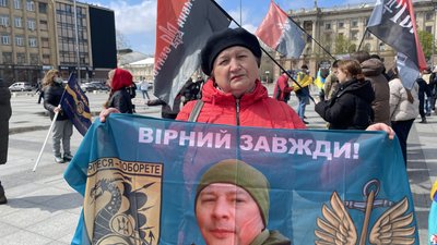 "Мовчазна акція на підтримку рідних". У Миколаєві нагадали про полонених і безвісти зниклих "Мовчазна акція на підтримку рідних". У Миколаєві нагадали про полонених і безвісти зниклих