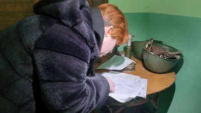 Хліб ціною життя, документи та уламки снарядів: у сільському музеї на Сумщині збирають експонати про сучасну війну Хліб ціною життя, документи та уламки снарядів: у сільському музеї на Сумщині збирають експонати про сучасну війну