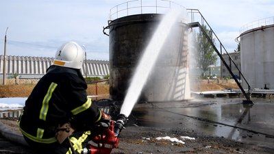 На території одного з підприємств у Миколаєві сталася пожежа. Горіло дизельне паливо