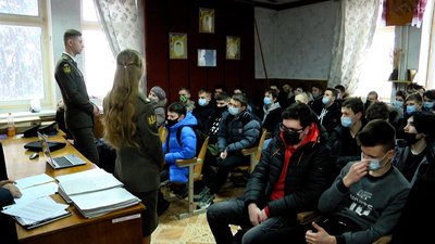 Зацікавлюють йти до війська – у Житомирі курсанти зустрілись із старшокласниками