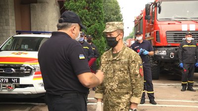 На Житомирщині рятувальників та військових нагородили відзнаками Кабміну На Житомирщині рятувальників та військових нагородили відзнаками Кабміну