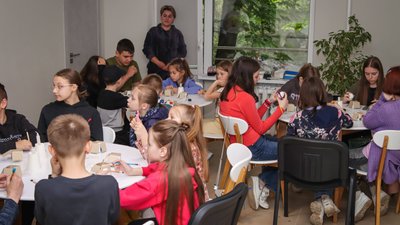 На Дніпропетровщині презентували виставку писанок, намальованих дітьми-переселенцями На Дніпропетровщині презентували виставку писанок, намальованих дітьми-переселенцями