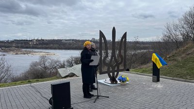 У Запоріжжі на Хортиці встановили пам'ятник тризубу У Запоріжжі на Хортиці встановили пам'ятник тризубу