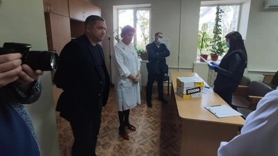 Миколаївський центр лікування інфекційних хвороб обшукують поліцейські Миколаївський центр лікування інфекційних хвороб обшукують поліцейські
