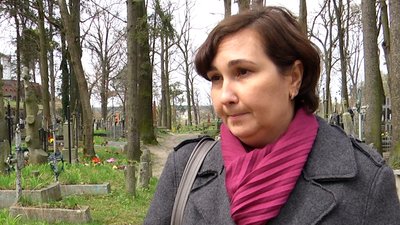 Пам'ятники, хрести та огорожі довкола могил на цвинтарі у Житомирі пошкодили дерева, що впали під час буревію Пам'ятники, хрести та огорожі довкола могил на цвинтарі у Житомирі пошкодили дерева, що впали під час буревію