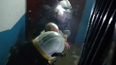 На Дніпропетровщині пожежники вивели з задимленої квартири двох людей