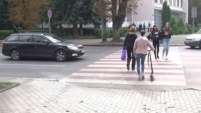 "Візьми дитину за руку". Для пішоходів у Луцьку малюють правила на дорозі "Візьми дитину за руку". Для пішоходів у Луцьку малюють правила на дорозі