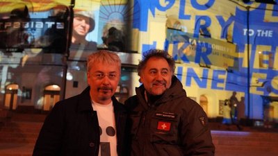У Києві швейцарський художник освітив будівлі "світлом незламності"