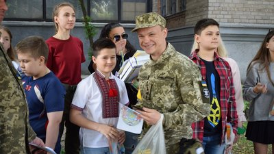 Діти з Дніпра передали військовим тисячу малюнків та оберегів