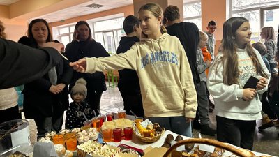 Гроші на транспорт та маскувальні сітки для ЗСУ: учні Київщини організували благодійні ярмарки