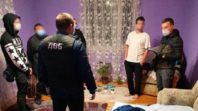 На Буковині судитимуть групу людей, яких підозрюють у продажі наркотиків. Серед них — експатрульний