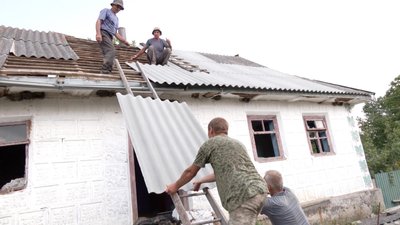 Дах будинку Петра Полодюка перекривають шифером. Меджибізька громада, 21 серпня 2023. Дах будинку Петра Полодюка перекривають шифером. Меджибізька громада, 21 серпня 2023.