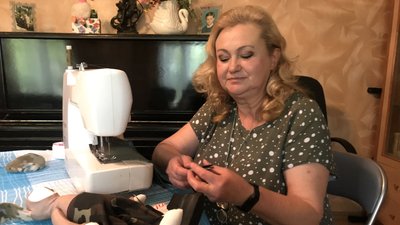 Житомирянка Ірина Радчук шиє іграшкових "військових зайців" Житомирянка Ірина Радчук шиє іграшкових "військових зайців"