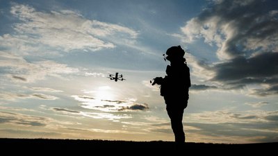 Ілюстративне фото: український військовий запускає дрон 