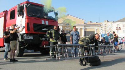 Олександрійські рятувальники встановили рекорд зі швидкісного піднімання пожежної драбини Олександрійські рятувальники встановили рекорд зі швидкісного піднімання пожежної драбини