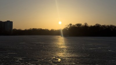 Захід сонця над замерзлою водоймою