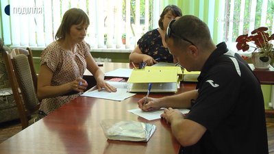 Батьки уже пишуть заяви на зарахування дітей до першого в області спортивного ліцею. Фото: Суспільне. Батьки уже пишуть заяви на зарахування дітей до першого в області спортивного ліцею. Фото: Суспільне.