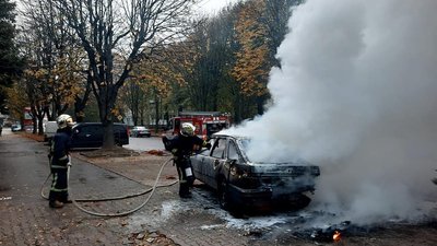 Допомагали гасити очевидці: у Рівному в потрійній ДТП загорілися два легковики