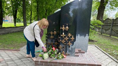 Пам'ять жертв політичних репресій вшанували у Сумах Пам'ять жертв політичних репресій вшанували у Сумах