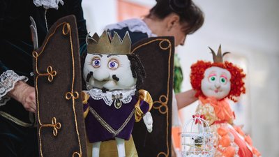 Актори театру ляльок зіграли у метро Харкова дві вистави для дітей