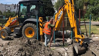 До зруйнованого російською ракетою будинку в Умані проклали водопровідну мережу