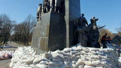 У Харкові волонтери та комунальники укріплюють пам’ятник Шевченку У Харкові волонтери та комунальники укріплюють пам’ятник Шевченку