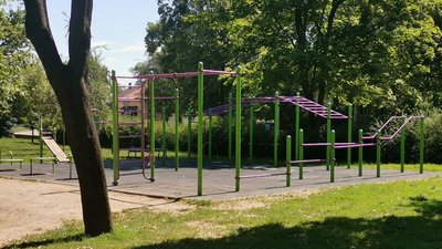 Спортивний майданчик в парку Спортивний майданчик в парку