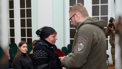 Родинам 19 загиблих бійців з Чернігівщини передали ордени Богдана Хмельницького та "За мужність" Родинам 19 загиблих бійців з Чернігівщини передали ордени Богдана Хмельницького та "За мужність"