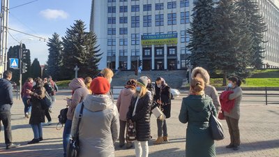 30 батьків учнів і педагогів зібрались під Тернопільською ОДА 30 батьків учнів і педагогів зібрались під Тернопільською ОДА