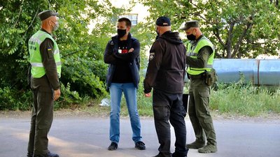 Другу добу херсонські поліцейські патрулюють територію мікрорайону "Корабел" Другу добу херсонські поліцейські патрулюють територію мікрорайону "Корабел"