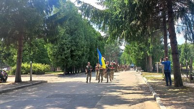 У Сумах попрощалися з молодшим сержантом Дмитром Єременком У Сумах попрощалися з молодшим сержантом Дмитром Єременком
