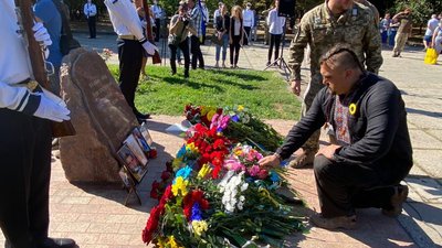В Одесі вшанували пам'ять захисників України, загиблих у війні на Донбасі В Одесі вшанували пам'ять захисників України, загиблих у війні на Донбасі