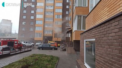 У Рівному від пожежі повилітали вікна, ймовірно – від вибуху
