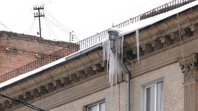 Бурульки під три метри: хто їх збиває у Рівному та хто повинен це робити Бурульки під три метри: хто їх збиває у Рівному та хто повинен це робити
