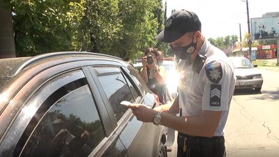 Три штрафи за годину: у Херсоні перевіряли як водії реагують на машини швидкої допомоги Три штрафи за годину: у Херсоні перевіряли як водії реагують на машини швидкої допомоги