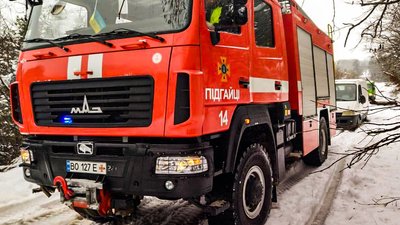 Рятувальники витягували машини зі снігових заметів. Грудень 2023. Тернопільщина