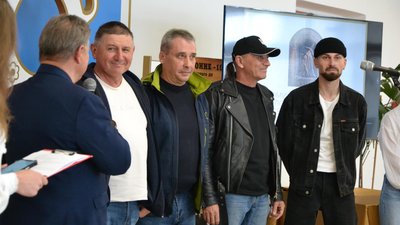 Відзнаку "Плащ святого Мартина" отримали два народні аматорські гурти Полонного, які з початку повномасштабного вторгнення передали на потреби армії майже два мільйони гривень Відзнаку "Плащ святого Мартина" отримали два народні аматорські гурти Полонного, які з початку повномасштабного вторгнення передали на потреби армії майже два мільйони гривень