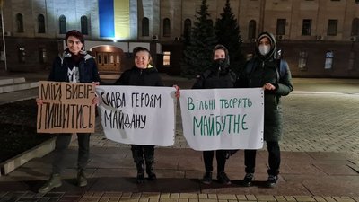 Запалювали лампадки та співали Гімн. Як відзначили День Гідності та Свободи в Кропивницькому Запалювали лампадки та співали Гімн. Як відзначили День Гідності та Свободи в Кропивницькому