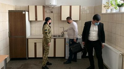 Порушення прав іноземців, які утримуються у прикордонному загоні, виявили на Закарпатті Порушення прав іноземців, які утримуються у прикордонному загоні, виявили на Закарпатті