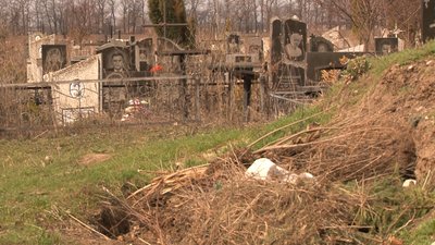 У Черкасах до поминальних днів готують кладовище У Черкасах до поминальних днів готують кладовище