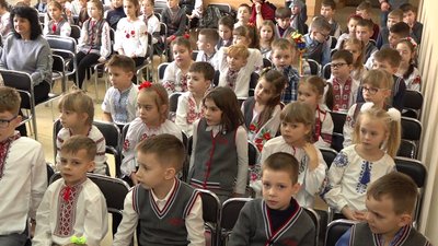 Черкасець роздав учням світловідбивальні браслети Черкасець роздав учням світловідбивальні браслети