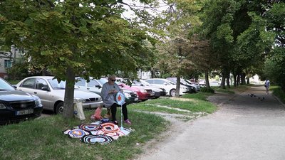 Плете килимки, щоб допомогти ЗСУ: історія переселенки з Херсона, яка переїхала до Чернігова