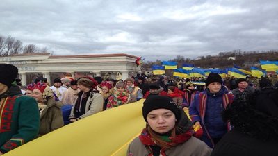 Береги Збруча з’єднали 50-тиметровим прапором України між Тернопільською та Хмельницькою областями Береги Збруча з’єднали 50-тиметровим прапором України між Тернопільською та Хмельницькою областями
