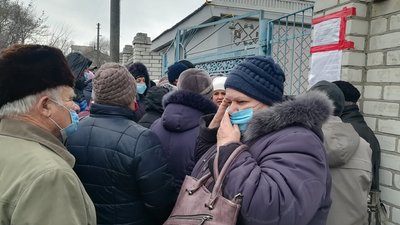 Херсонці стоять у довгих чергах від світанку, щоб змінити постачальника газу