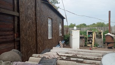 Металеві уламки й триметрові вирви — як живуть мешканці прикордонного Славгорода на Сумщині Металеві уламки й триметрові вирви — як живуть мешканці прикордонного Славгорода на Сумщині