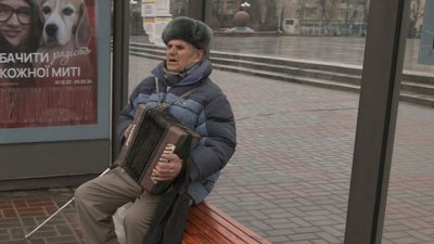 Щоб поліпшити людям настрій: на вулицях Черкас грає 80-річний гармоніст