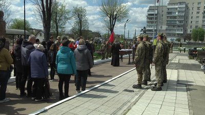 У Житомирі попрощалися з десантником Русланом Мошківським, який загинув від ворожої кулі У Житомирі попрощалися з десантником Русланом Мошківським, який загинув від ворожої кулі