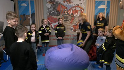 У Рівному рятувальники мультиками вчили дітей як поводитись під час небезпеки