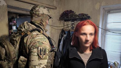 Одна з пыдозрюваних у справі про збут наркотиків