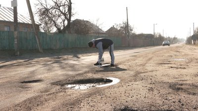 Позначають ями фарбою: на ремонт дороги між двома селами на Черкащині немає грошей